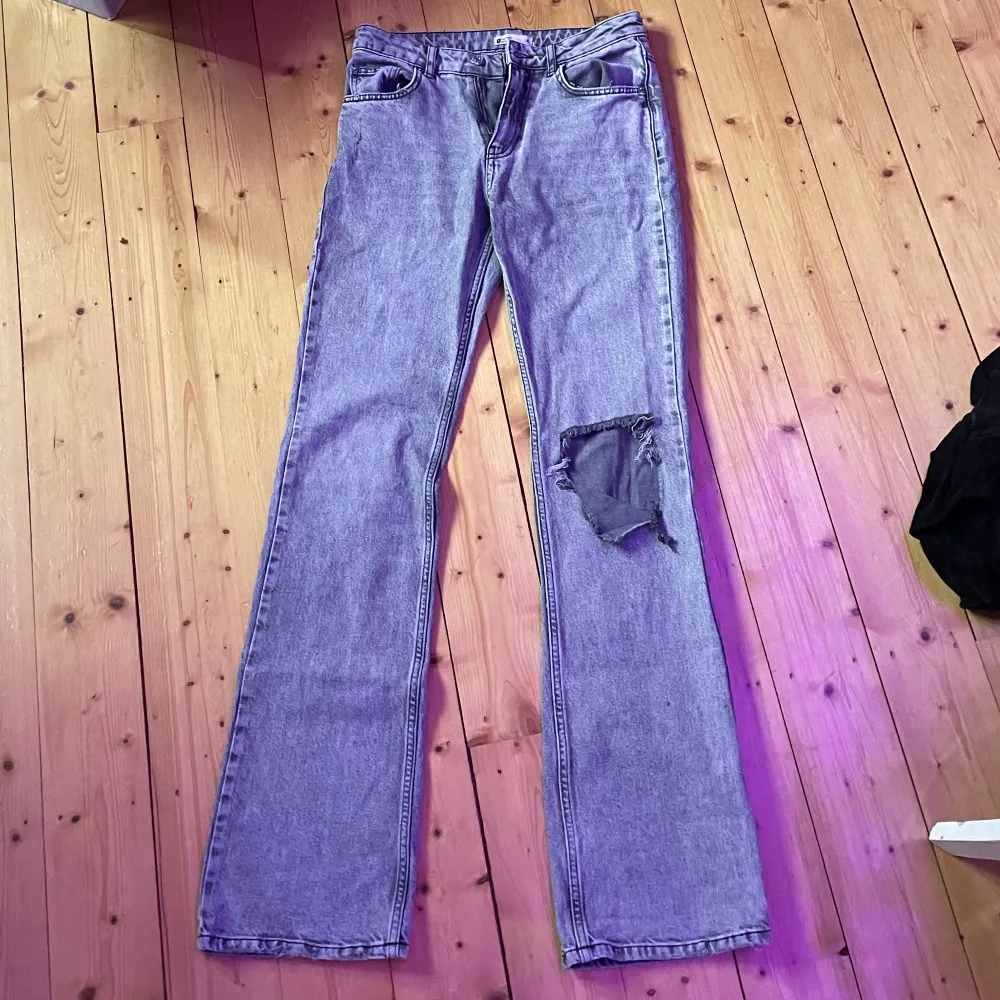 Säljer min flickväns nästan oanvända jeans, har använts 1 gång, så dom är som nya. Jeans & Byxor.