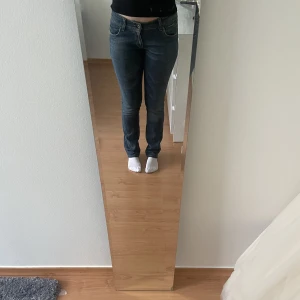 Jeans  - Använt en gång, lågmidjade jeans 