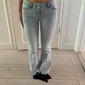 Säljer dessa bootcut Low waist jeans från Lindex. Har använt dem 2 gånger så väldigt bra skick!!!💙💙