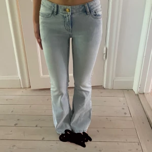 Bootcut Low waist jeans - Säljer dessa bootcut Low waist jeans från Lindex. Har använt dem 2 gånger så väldigt bra skick!!!💙💙