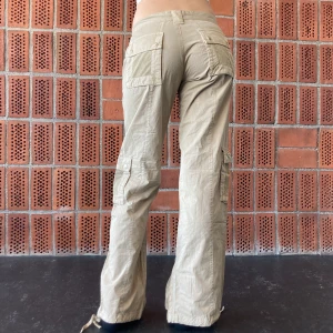 Y2k cargobyxor - Amazing y2k cargobyxor i bomullsmaterial✨ Det står ingen storlek, uppskattas till W29/30. 83.5 cm runt midjan, 87 cm i innerbenslängd. Dom har en liten slitning på ett ställe där uppe, syns knappt 🧚‍♀️ Jag är 177 och har storlek 29. 🍓 Använd gärna köp nu 👑