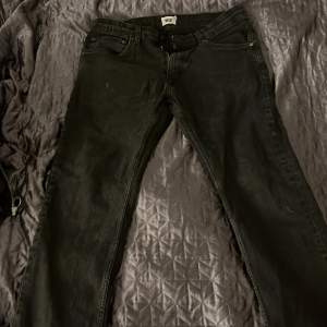 Ett par svarta jeans från Lager 157 som är i ett bra skick men har ett par fläckar på, men det kommer gå bort efter jag tvättat den. Det står ingen storlek så jag är inte säker men är väldigt säker på att den är en L som har töjts ur ett liten bit. 