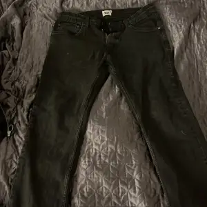 Ett par svarta jeans från Lager 157 som är i ett bra skick men har ett par fläckar på, men det kommer gå bort efter jag tvättat den. Det står ingen storlek så jag är inte säker men är väldigt säker på att den är en L som har töjts ur ett liten bit. 