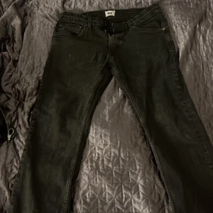 Svarta jeans - Ett par svarta jeans från Lager 157 som är i ett bra skick men har ett par fläckar på, men det kommer gå bort efter jag tvättat den. Det står ingen storlek så jag är inte säker men är väldigt säker på att den är en L som har töjts ur ett liten bit. 