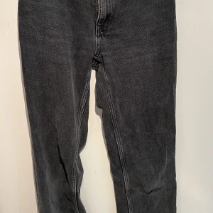 Lågmidjade jeans - Säljer dessa lågmidjade jeans för dem blivit för små, använda flera gånger och köpta januari 2022. Pris kan diskuteras🤍