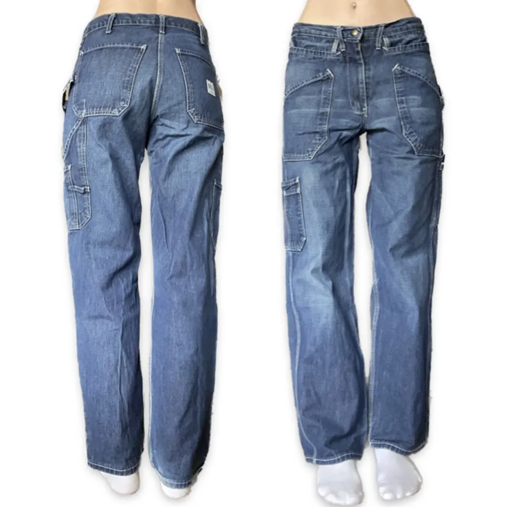Så nice jeans från Lee i lite snickar stil. Inte sätt några defekter. 39cm i midjan (mätt rakt över) och 77cm i innerbenslängd! . Jeans & Byxor.