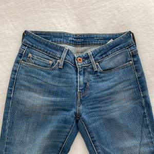Lågmidjade Levi’s jeans i bra skick. Säljes då de är för små.