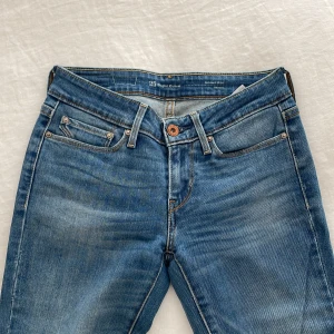 Lågmidjade Levi’s Jeans - Lågmidjade Levi’s jeans i bra skick. Säljes då de är för små.