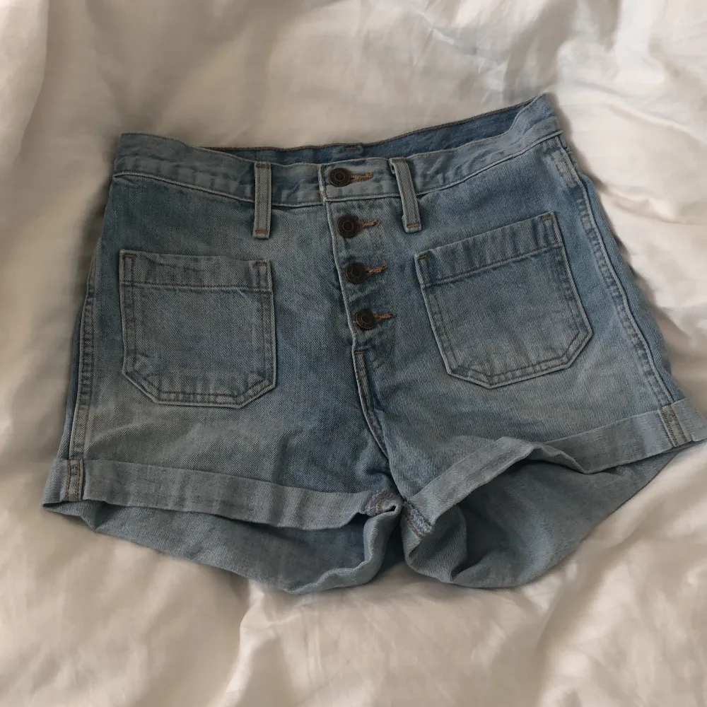 🤍Levis jeans shorts  🤍bra skick  🤍jeansstorlek 27 🤍skriv för fler bilder eller frågor . Shorts.