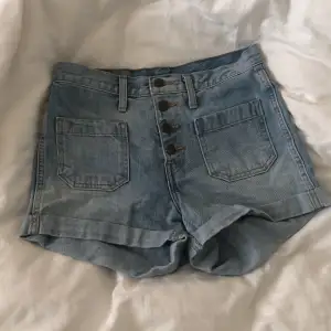🤍Levis jeans shorts  🤍bra skick  🤍jeansstorlek 27 🤍skriv för fler bilder eller frågor 