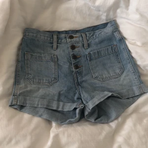 Jeans shorts  - 🤍Levis jeans shorts  🤍bra skick  🤍jeansstorlek 27 🤍skriv för fler bilder eller frågor 