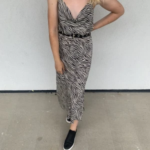 Sidenklänning  - Snygg klänning från hm. Använd men i väldigt gott skick!