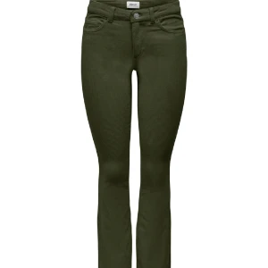 Gröna byxor  - Jättesnygga lågmidjade gröna byxor. Slutsålda på hemsidan. Använda ett fåtal gånger. 