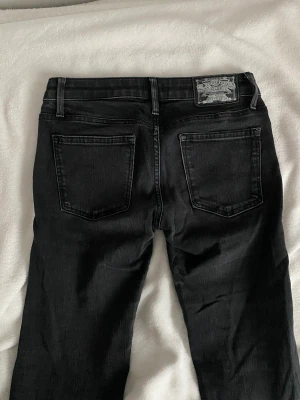 Crocker jeand - Lågmidjade crocker jeans. De är flere och jätte snygga på!!passar mig dock tyvärr inte längre💝vid köp betala gärna med Swish och inte ”köp nu” knappen❤️står att storleken på dem är 25/33, skulle säga att de är typ xs.