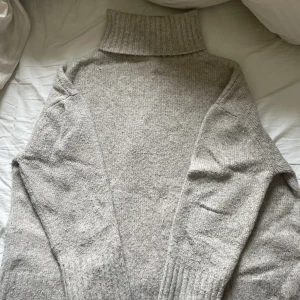 Stickad tröja - En supermysig stickad tröja som funkar till många tillfällen.