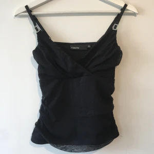 Y2k Topp - Köpt secondhand. Stretchig. 🖤 Säljer flera liknande toppar!