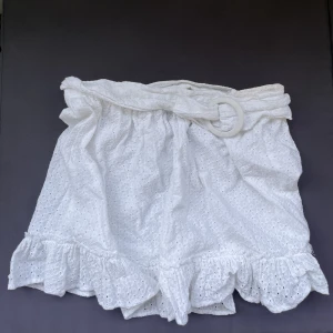 Kjol - Kjol i storlek 36 med ett medföljande bälte 🦋 hör av er vid minsta intresse eller funderingar 🫶