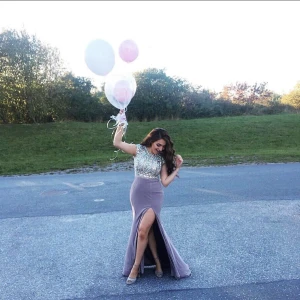 Balklänning/ festklänning  - Väldigt fint sittande klänning från dressroom linne. Använd endast en gång  Inga synliga skador  Ord pris 6800 kr