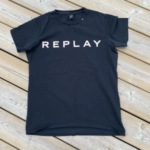 Replay T-shirt - Snygg t-shirt, strl 158. Mörkgrå med cremevit glittertext på bröstet. Använd en gång, som ny! 