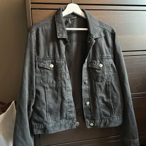 Jeansjacka - Snygg jeansjacka som säljs då jag har flera andra🖤