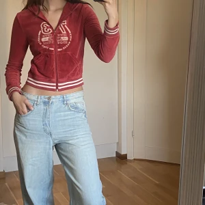 Flis - Cool retro flis som är lite croppad och tajt, fint skick men lite urtvättad<3 Märket är Cropp!