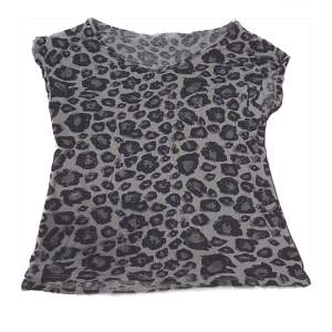 Super söt t shirt med leopard mönster!⭐️