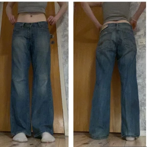 Lågmidjade Bootcut jeans - Lågmidjade Bootcut jeans från Jack&Jones⚡️defekt på lappen där bak men går att sy. Jag stryker dom innan jag skickar! använd gärna köp nu🫶🏼 Midjemått: 81,5 cm || Innerbenslängd: 84 cm 