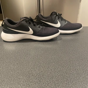 Roshe  2 G jr. kids’ golf.  Nike Street Golf Skor - välanvända golf skor med bra grepp och mjukt tyg ny pris: 749kr, säljs för 399kr, priset kan Diskuteras!