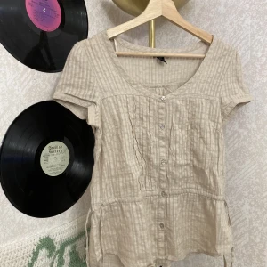 Superfin topp - Superfin topp! Köpte secondhand. Tyckte den passa in i ”downtown girl stilen” säljer då den inte kommer till användning längre. 