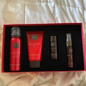 RITUALS gift set i den röda OBS lite mindre än 10% av body misten är använd annars är allt annat helt nytt 