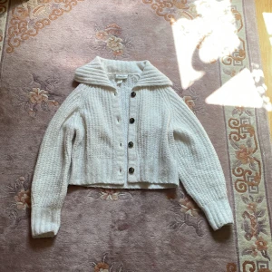 Vit kofta - Vit kofta från monki som jag inte använder längre. Bra skick och fluffig. Köpt på rea