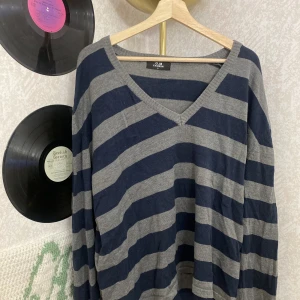 Randig tröja  - Jätte fin randig tröja men använder inte längre. Har strl s och den är fin oversized på mig. Skriv till mig vid intresse 