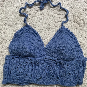 Virkat linne💙 - Egenvirkat linne i storlek S/M. Linnet är enkelt att ändra storlek på med hjälp av banden💗