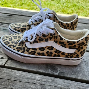 Leopard vans strl 36 2/3 - Säljer ett par Leopard vans som är använda vid 1 tillfälle  strl 36 2/3 nån smutsfläck finns på sulan annars i fint skick 