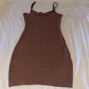 Brun klänning - Fin brun klänning som oxå kan användas som en topp!