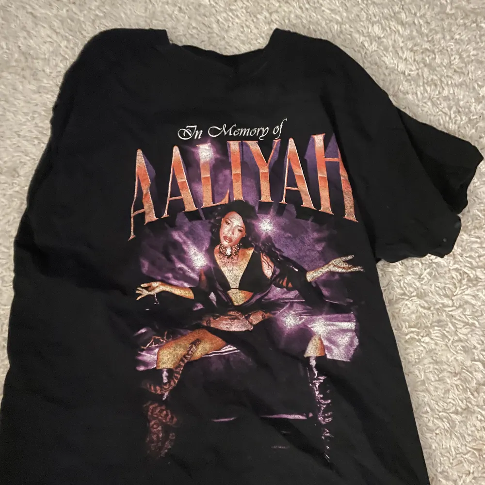 2 oversized t-shirts i strl S  En med Tupac tryck och en med Aaliyah Nästan aldrig använda  100kr/st. T-shirts.