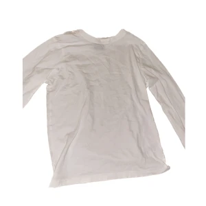 vit långärmad - Tunn vit långärmad tröja! För mer info kontakta💘