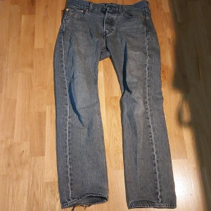 Gråa levis jeans - Tja, säljer dessa riktigt feta levi's jeans i grå färg. Lite slitage vid fötterna som väntat men annars riktigt bra skick. Levis 501a.