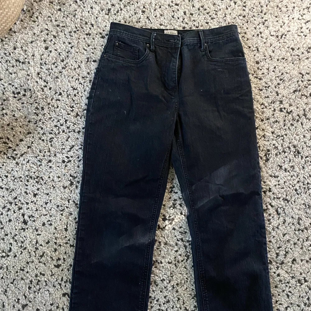 Asballa baggy lowrise jeans!!! Väldigt mörkt blå nästan svarta. Coola detaljer på fickorna❤️💕nypris 800kr! Bara använda 2 gånger. Jeans & Byxor.