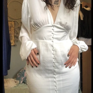 Vit klänning  - Oanvänd klänning från NAKD. Köpte den för studenten men använde en annan klänning. Den kostar 700kr ny men säljer den för 190!!! +frakt. 