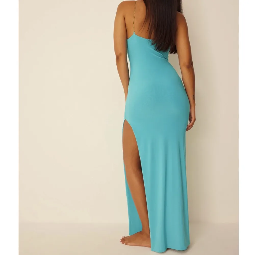 Säljer denna fina blå/turkosa långklänning i stoleken L men mer som en M. Den är i nyskick och från nakd.  Har aldrig används, säljes för 160kr+frakt🥰. Klänningar.
