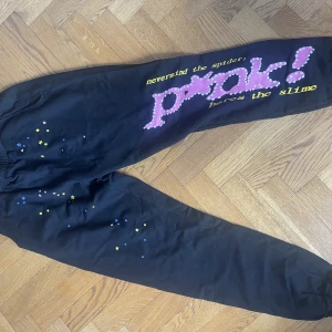 Yung Thug X Spiderworldwide sweatpants - Limiterad Yung Thug merch aldrig använda! Köpta för 1000 men finns ej att köpa längre då det är en limiterad kollektion. Storlek XL i junior vilket passar small/ medium i vuxenstorlek.