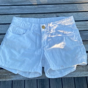 Vita H&M shorts - Jag säljer mina shorts eftersom de är försmå för mig. Shortsen passar till nästan alla klädstilar o är i väldigt fint skick! Ha en fin dag eller kväll!❤️