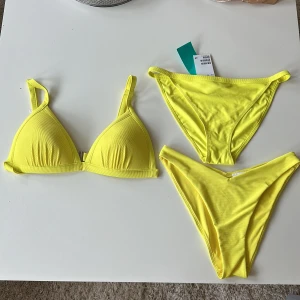 Bikini  - Jättefin bikini från h&m. Den har tre delar. Toppen är 42 och trosorna är 38. 