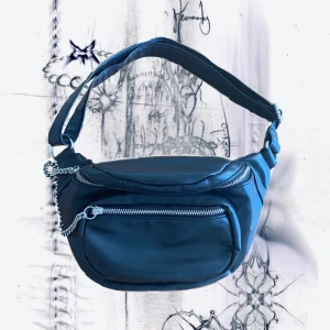 Fin midjeväska  - Midjeväska med coolt kedja och är i jätte bra skick‧₊˚ ⋅* ‧₊✮‧₊˚ ⋅* ‧₊kan också funka som Axel väska⋆˚✿˖°