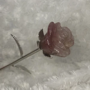 Strawberry Quartz Rose🌹  - En sten av självkärlek och förståelse kommer jordgubbskvarts att uppmuntra dig att vara ditt bästa och mest autentiska jag. Det är en underbar sten för dem som inte känner att de är helt förstådda av andra människor.✨🌱