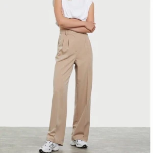 Kostymbyxor  - Super fina kostymbyxor från bikbok i storlek 36 som tyvärr inte passar mig :( ordinarie pris 599kr.