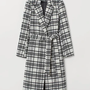 Kappa - Svartvit kappa med band i midjan. Otroligt fin men tyvärr för liten för mig och säljer den därför på grund av den anledningen. Använd 2 gånger. Storlek 36. 🌸