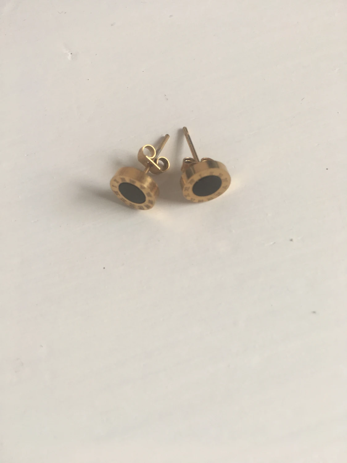 Örhängen med romerska siffror runt ramen