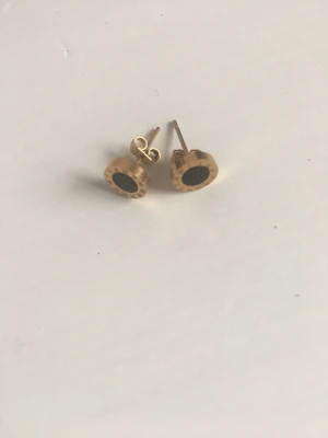 Örhängen med romerska siffror runt ramen - Örhängen med romerska siffror runt ramen. Oanvända och en felorder från Shein. 